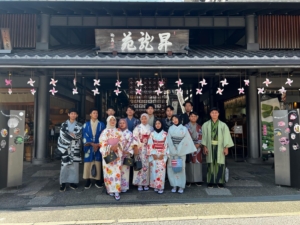 Mahasiswa mengenakan pakaian tradisional Jepang saat melakukan City Tour