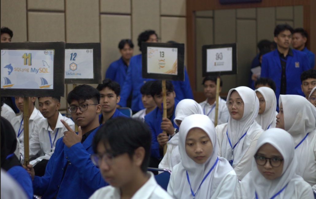 Peserta menjalankan Forepart Day di Auditorium gedung FTI UII