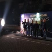 Alumni TI berfoto bersama dalam malam puncak Reuni Akbar