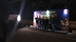 Alumni TI berfoto bersama dalam malam puncak Reuni Akbar