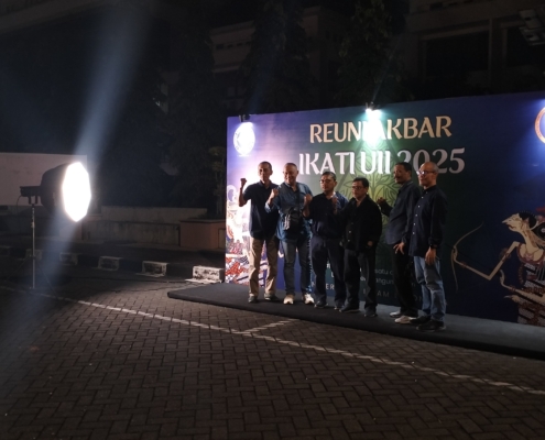 Alumni TI berfoto bersama dalam malam puncak Reuni Akbar