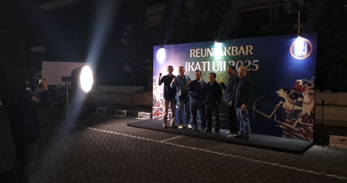 Alumni TI berfoto bersama dalam malam puncak Reuni Akbar