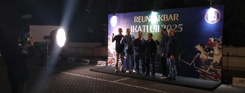Alumni TI berfoto bersama dalam malam puncak Reuni Akbar