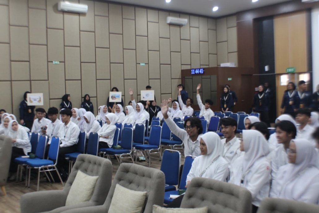 Peserta sedang mengajukan pertanyaan