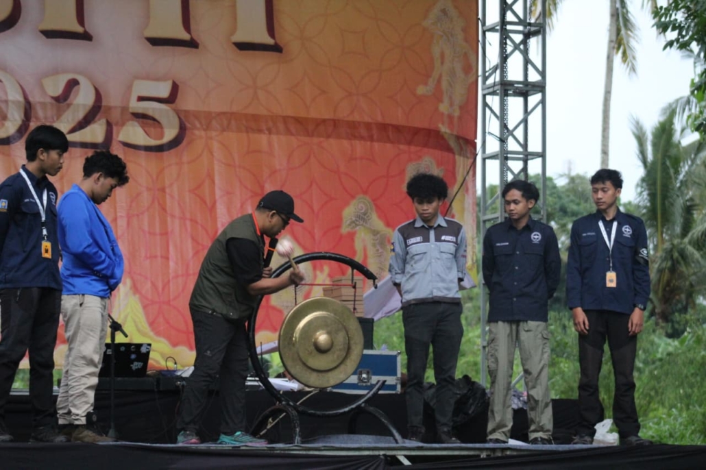 Pemukulan gong penutup acara AKSI TI 2025