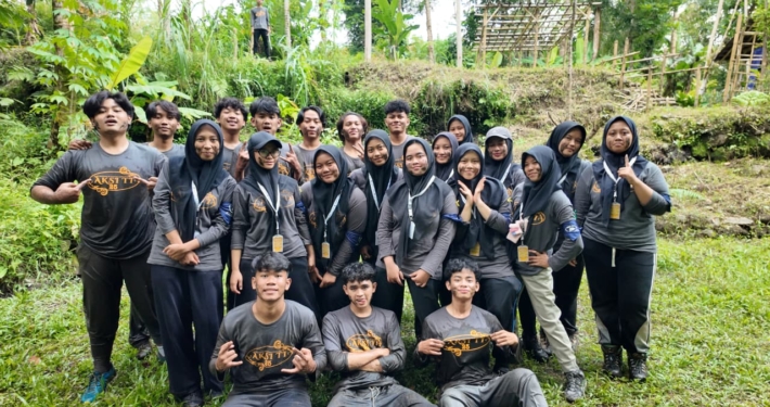 Peserta berfoto bersama dalam rangkaian mata acara Jejak TI