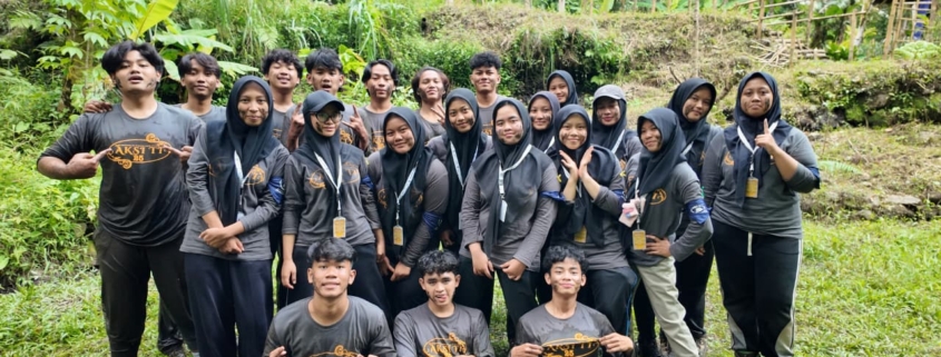 Peserta berfoto bersama dalam rangkaian mata acara Jejak TI