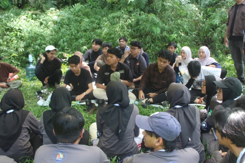Peserta duduk di pemberhentian pos dalam mata acara Jejak TI