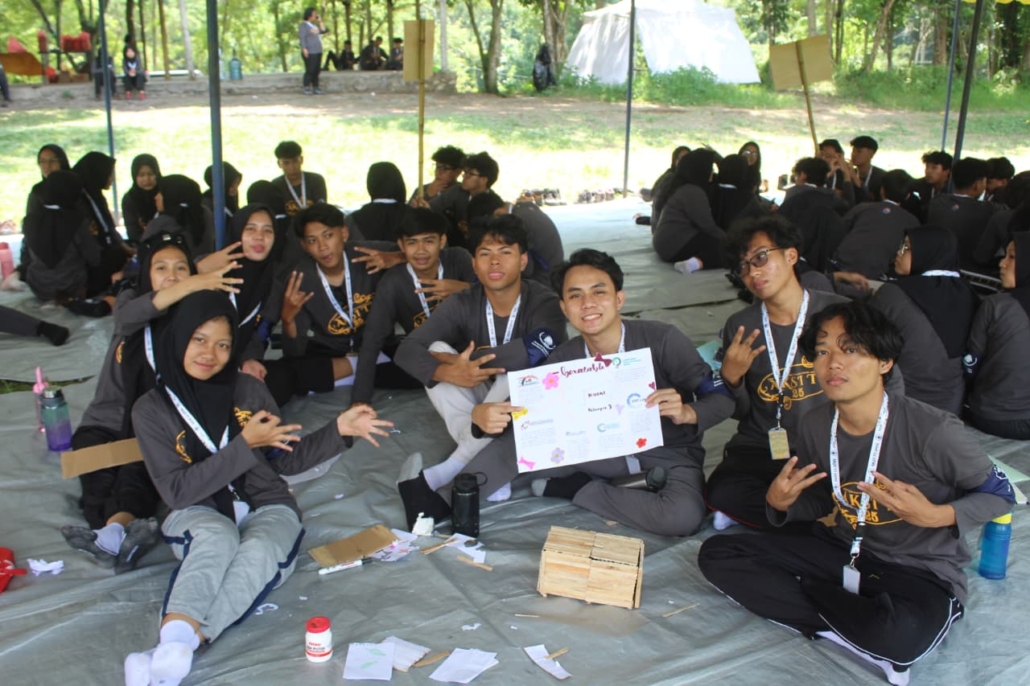 Peserta ospek menunjukkan hasil prototypenya